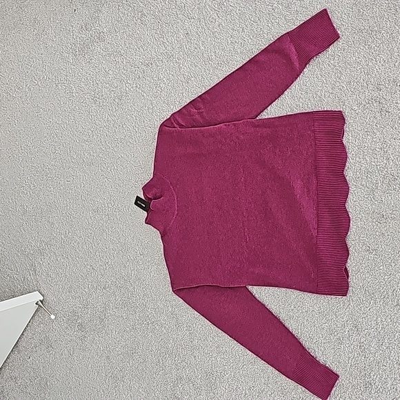 Soft Spongy Knit Sweater With Scalloped Edges - Picture 4 of 7